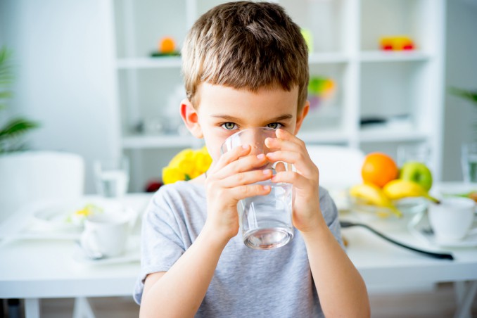 Quanta acqua bisogna bere al giorno e perché